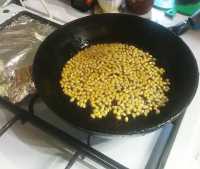 высыпаем семена попкорна