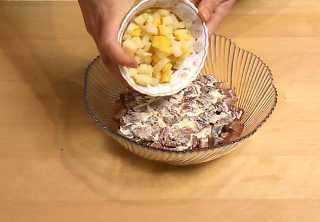 Картофель промываем водой и вместе с кожурой закладываем в кипящую воду. Варим, с момента закипания, в течение 20 - 25 минут до готовности - всё зависит от картофеля. Затем охлаждаем в холодной воде, очищаем от кожуры и нарезаем на средние кубики.