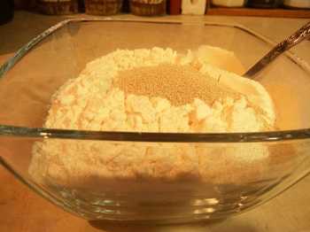 перемешиваем муку и дрожжи