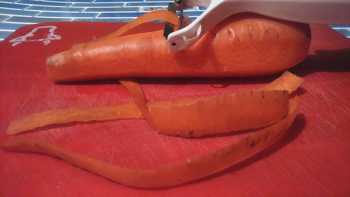 чистим морковь