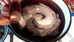 высыпаем 1 ст. ложку дрожжей в воду