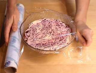 Накрываем блюдо пленкой.