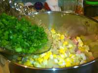 добавляем зелень в кастрюлю для окрошки на майонезе