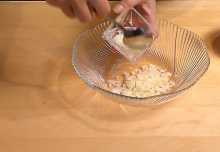 Лук очищаем от шелухи, промываем водой, шинкуем на очень мелкие кубики и выкладываем ровным слоем в блюдо.