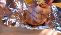 натираем рулет чесноком