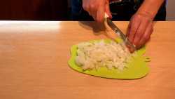 нарезаем лук на средние кубики