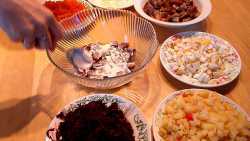 заливаем слои майонезом