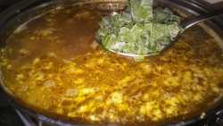 добавляем зелёный лук в гречневый суп