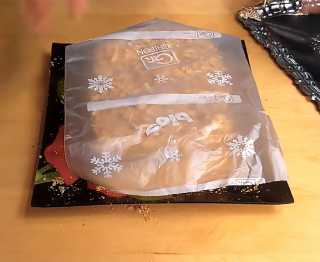 Готовый торт покрываем сверху пакетом.