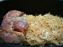 на лук выкладываем замаринованное мясо