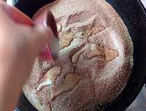 добавляем молоко в сахар