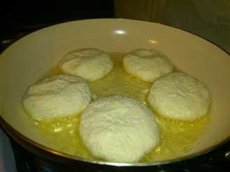 обжариваем сырники с одной стороны