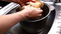 промываем свиные ноги водой