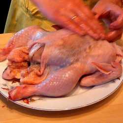 натираем тушку солью и перцем с наружи