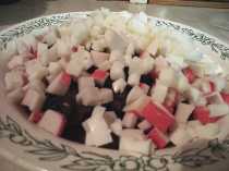 добавляем желток в салат