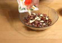 Равномерно смазываем майонезом.