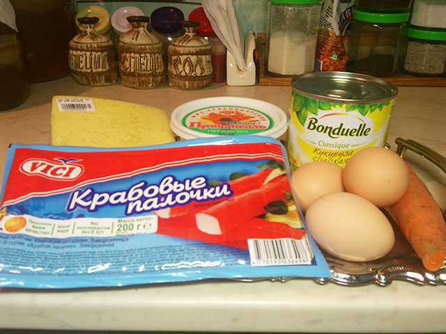 первоначальные продукты для салат Нежность с крабовыми полочками и консервированной кукурузой