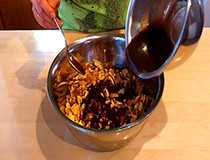 в печенье добавляем теплый сироп