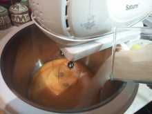 взбиваем яйца и сахар для яблочного пирога