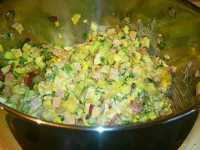 перемешиваем окрошку в кастрюле