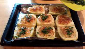 посыпаем кабачки зеленью