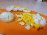 нарезаем яйца для окрошки на майонезе