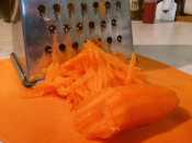 натираем морковь на крупной тёрке