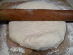 раскатываем тесто для лепёшки воздушной