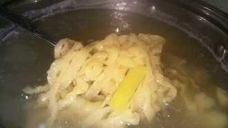 даем лапше покипеть 1 минуту