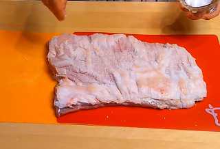 Сольную сторону посыпаем 0,5 ч. ложками соли и 0,5 ч. ложками специй.