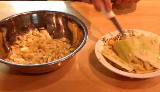 срезанные пластинки с кабачков выкидываем