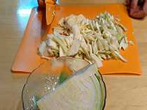 мелко шинкуем капусту