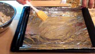 смазываем поверхность растительным маслом