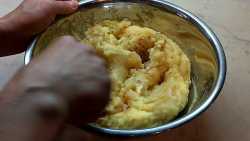 перемешиваем лук и картошку