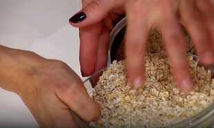 перекладываем муку в миску