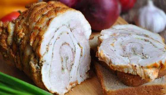 Рулет из свинины с начинкой из шампиньонов и бекона.
