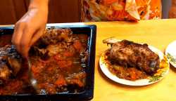 выкладываем голяшку на тарелку