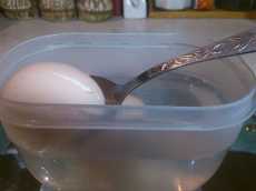 добавляем вареные яйца в холодную воду