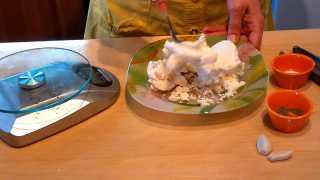 перетираем сыр вилкой