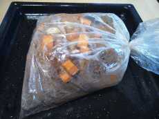 выкладываем пакет на противень