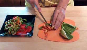 нарезаем перец на полоски