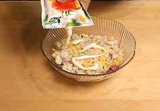 Картофель выкладываем на селёдку, слегка присаливаем, добавляем майонез и ровным слоем распределяем по поверхности.