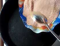 высыпаем сахар на сухую сковороду