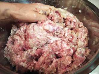 перемешиваем фарш и сырую манку