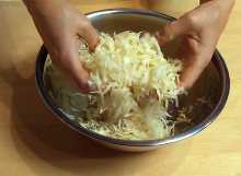 Перетираем капусту до легкого сока