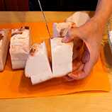 надрезаем каждый кусок не доходя до кожи на 0,5 см