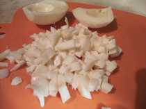 нарезаем яйца на кубики