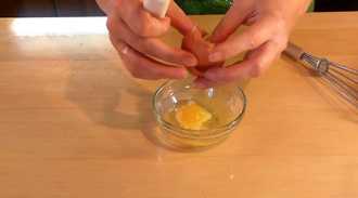 разбиваем яйцо в миску