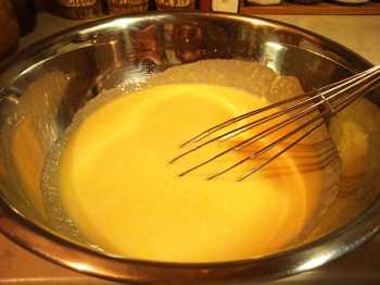 перемешиваем содержимое миски