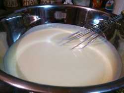 перемешенная яично - сметаная масса